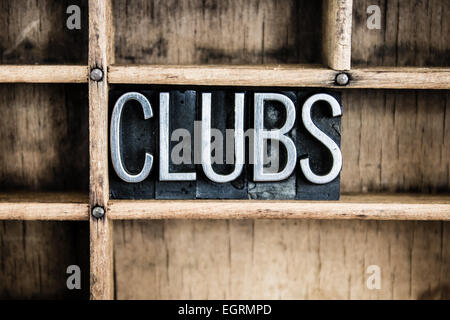 Le mot 'CLUBS' écrit en metal vintage type typographique dans un tiroir en bois avec des séparateurs. Banque D'Images