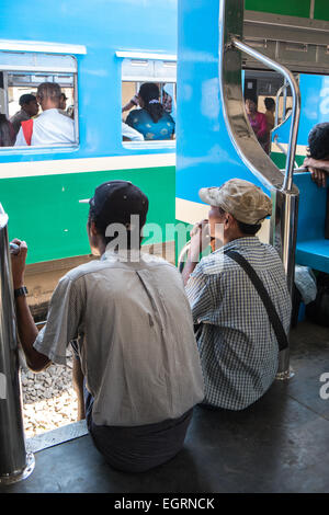 Moteur de train, les voitures, les navetteurs pris sur un cercle de 3 heures de train à travers Yangon Yangon et banlieue,Rangoon, Birmanie, Myanmar, Banque D'Images