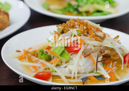 Salade de papaye épicée avec crabe , la nourriture épicée asiatique Banque D'Images