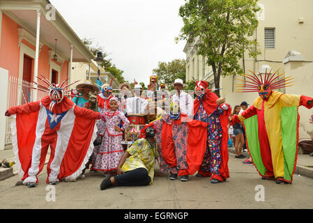 Groupe d'vejigantes posant pendant le défilé du carnaval dans les rues de Ponce, Puerto Rico 2015 Banque D'Images