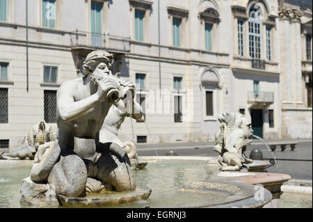 La Lande fontaine à eau avec sculptures mystiques dans Piazza Navona, Rome, Italie. Banque D'Images