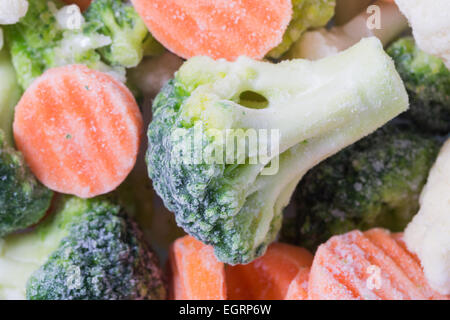 Photo d'un tas de légumes congelés avec l'accent sur un morceau de brocoli Banque D'Images