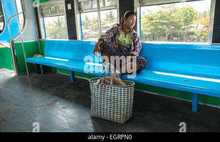 Moteur de train, les voitures, les navetteurs pris sur un cercle de 3 heures de train à travers Yangon Yangon et banlieue,Rangoon, Birmanie, Myanmar, Banque D'Images