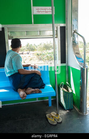 Moteur de train, les voitures, les navetteurs pris sur un cercle de 3 heures de train à travers Yangon Yangon et banlieue,Rangoon, Birmanie, Myanmar, Banque D'Images