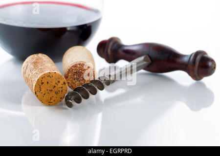Close up vue avant du tire-bouchon ancien, l'accent sur la partie avant du tire-bouchon et bouchon sur côté gauche, sur une table en verre Banque D'Images