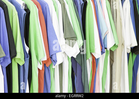 Chemises de couleur dans un magasin, détail d'une coton T-shirts dans un marché, de la mode et du textile Banque D'Images