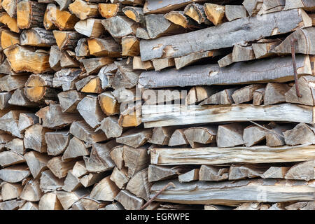 Pile de bois de chauffage, bois prêt pour les bûches empilées d'hiver Banque D'Images