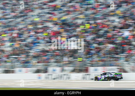 Atlanta, GA, USA. 1er mars 2015. Atlanta, GA - Mar 01, 2015 : Denny Hamlin (11) courses à l'avant au cours de l'étirement des rectangles d'honneur QuikTrip 500 à Atlanta Motor Speedway à Atlanta, GA. © csm/Alamy Live News Banque D'Images