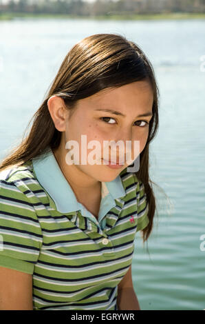 Teenage vietnamienne/Caucasian girl 11-13 ans ans à la caméra multi multiculturelle interracial raciale mix racialement mixtes MR © Myrleen Pearson Banque D'Images