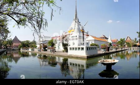 Temple bouddhiste avec douves autour, Bangkok, Thaïlande Banque D'Images