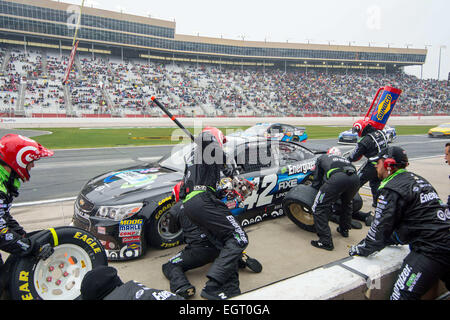 Atlanta, GA, USA. 1er mars 2015. Atlanta, GA - Mar 01, 2015 : Kyle Larson (42) apporte sa voiture de course dans les stands pour travailler pendant les replis d'honneur QuikTrip 500 à Atlanta Motor Speedway à Atlanta, GA. © csm/Alamy Live News Banque D'Images