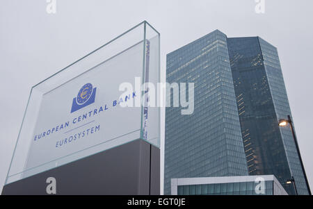 Fichier - Un fichier photo datée du 22 janvier 2015 montre le siège de la Banque centrale européenne (BCE) à Francfort en Allemagne. Athènes est sonner l'alarme : la Grèce a désespérément besoin d'argent - ils ont besoin d'obtenir 6,85 milliards d'euros en mars déjà. Les cercles de la Ministère des finances grec pense que la BCE devrait aider. Photo : Boris Roessler/dpa Banque D'Images