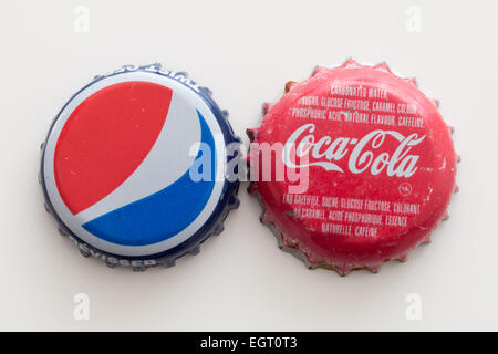 Une capsule de bouteille de Pepsi et Coca-Cola une capsule de bouteille. Banque D'Images