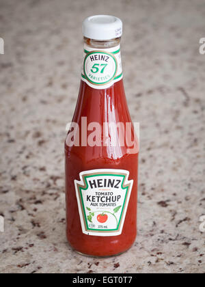 Un classique, le verre Heinz Tomato Ketchup bouteille. Emballage canadien illustré. Banque D'Images