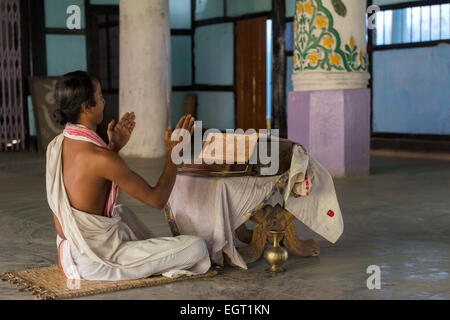 Un moine en prière, de l'Uttar Kamalabari Satra, Majuli Island Banque D'Images