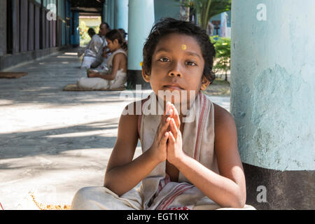 Jeune moine priant, Uttar Kamalabari Satra, Majuli Island Banque D'Images