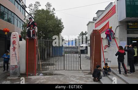 Miluo, la province du Hunan. 2e Mar, 2015. Les enfants marcher sur des échasses attendre le 'Taigushi' (faire) défilé en ville de Miluo Changle City, province du Hunan en Chine centrale, le 2 mars 2015. 'Taigushi» inscrit au patrimoine culturel immatériel national en 2011, est une interprétation folklorique au cours de laquelle les enfants habillés comme des héros et héroïnes de contes traditionnels chinois et des opéras, effectuer sur des planches réalisées par des adultes. © Li Ga/Xinhua/Alamy Live News Banque D'Images