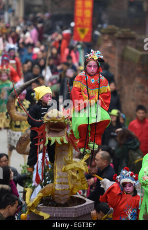 Miluo, la province du Hunan. 2e Mar, 2015. Les enfants effectuer 'Taigushi' (faire) Histoires de Shanghai Ville de Miluo, ville du centre de la Chine la province du Hunan, le 2 mars 2015. 'Taigushi» inscrit au patrimoine culturel immatériel national en 2011, est une interprétation folklorique au cours de laquelle les enfants habillés comme des héros et héroïnes de contes traditionnels chinois et des opéras, effectuer sur des planches réalisées par des adultes. © Li Ga/Xinhua/Alamy Live News Banque D'Images