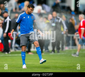 DATE RECTIFIÉE** 28 février 2015 : San Jose Earthquakes en avant Chris Wondolowski (8) crache de l'eau avant le match de football entre le MLS San Jose Earthquakes et Los Angeles Galaxy au stade d'Avaya à San Jose, CA. Les tremblements de la mener 2-1 dans la deuxième moitié. Damon Tarver/Cal Sport Media Banque D'Images