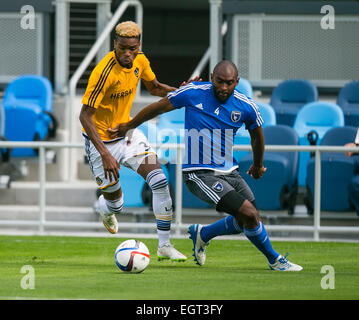 DATE RECTIFIÉE** 28 février 2015:San Jose Earthquakes defender Marvell Wynne (4) batailles avec Los Angeles Galaxy avant Bradford Jamieson (38) au cours de la partie de soccer MLS entre le San Jose Earthquakes et Los Angeles Galaxy au stade d'Avaya à San Jose, CA. Les tremblements de la mener 2-1 dans la deuxième moitié. Damon Tarver/Cal Sport Media Banque D'Images