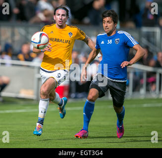 DATE RECTIFIÉE** 28 février 2015 : Los Angeles Galaxy avant Alan Gordon (9) courses San Jose Earthquakes defender Paulo Renato (38) de la balle pendant le match de football entre le MLS San Jose Earthquakes et Los Angeles Galaxy au stade d'Avaya à San Jose, CA. Les tremblements de la mener 2-1 dans la deuxième moitié. Damon Tarver/Cal Sport Media Banque D'Images