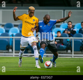 DATE RECTIFIÉE** 28 février 2015:San Jose Earthquakes defender Marvell Wynne (4) batailles avec Los Angeles Galaxy avant Bradford Jamieson (38) au cours de la partie de soccer MLS entre le San Jose Earthquakes et Los Angeles Galaxy au stade d'Avaya à San Jose, CA. Les tremblements de la mener 2-1 dans la deuxième moitié. Damon Tarver/Cal Sport Media Banque D'Images