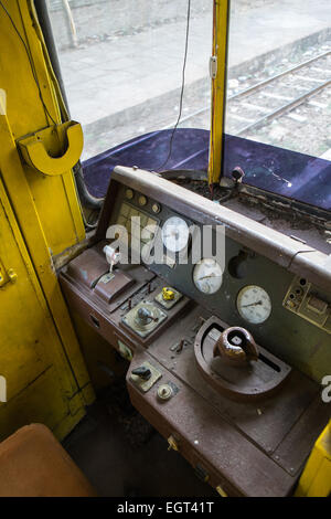 Moteur de train, les voitures, les navetteurs pris sur un cercle de 3 heures de train à travers Yangon Yangon et banlieue,Rangoon, Birmanie, Myanmar, Banque D'Images