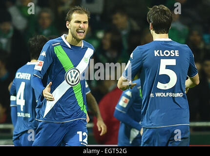 Brême, Allemagne. 06Th Mar, 2015. Wolfsburg's Bas Dost (L) célèbre son but avec 3-4 Timm Klose au cours de la Bundesliga match de football entre le Werder Brême et VfL Wolfsburg au stade Weser à Brême, Allemagne, 01 mars 2015. Photo : CARMEN JASPERSEN/dpa/Alamy Live News Banque D'Images