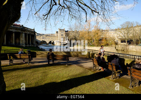 Bath, Angleterre, Royaume-Uni - 18 Mar 2015 : des gens assis dans le défilé des jardins, baignoire regardant le Pont Pulteney Banque D'Images