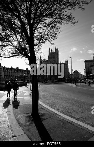 Bath, Angleterre, Royaume-Uni - 18 févr. 2015 : tournage dans le soleil vers l'abbaye de Bath le long de Grand Parade Banque D'Images