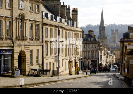 Bath, Angleterre, Royaume-Uni - 18 févr. 2015 : Lansdown Road menant à la flèche de St Michael's sans Église et clocher de l'abbaye de Bath Banque D'Images