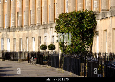 Bath, Angleterre, Royaume-Uni - 18 Mar 2015 : le Royal Crescent, Bath - belle architecture anglaise dans cette ville du patrimoine mondial Banque D'Images