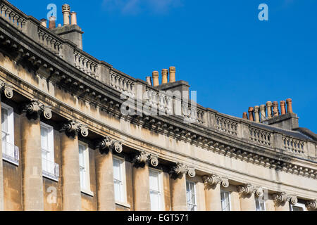 Bath, Angleterre, Royaume-Uni - 18 Mar 2015 : le Royal Crescent, Bath - belle architecture anglaise dans cette ville du patrimoine mondial Banque D'Images