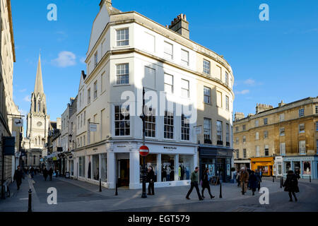 Bath, Angleterre, Royaume-Uni - 18 févr. 2015 : rues commerçantes à Bath - Rue du bois et de la rue verte Banque D'Images