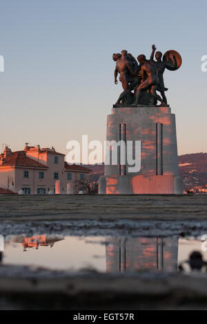Statue commémorative au coucher du soleil à Trieste, Italie Banque D'Images