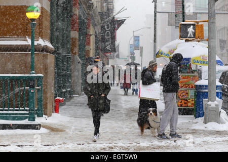 Un jour d'hiver enneigé à New York City. À l'angle de Broadway et Prince, le 1 mars, 2015 Banque D'Images