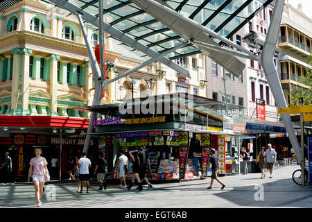 La sortie de la rue Queen et de la rue Albert, à Brisbane, une zone commerçante populaire dans quartier central des affaires de Brisbane en été Banque D'Images