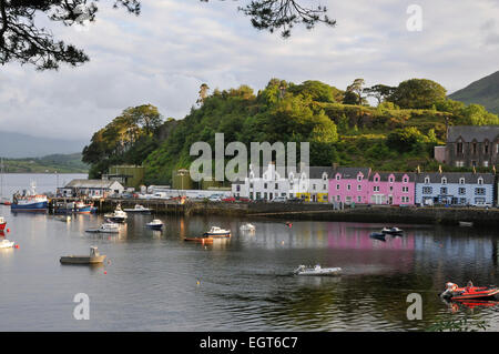 Bateaux dans le port de Portree Portree, Quay, île de Skye Skye Hall de rassemblement au-dessus des quais cottages Banque D'Images