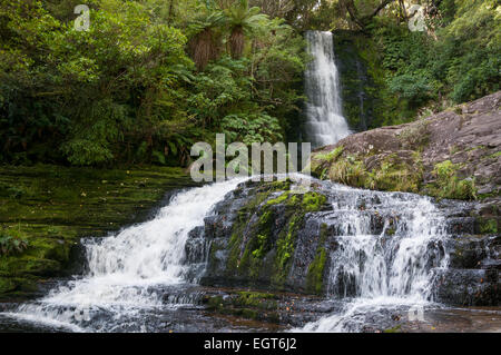 Mclean Falls sur la rivière Tautuku dans le parc de conservation de Catlins, Southland, île du Sud, Nouvelle-Zélande. Banque D'Images