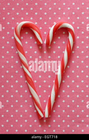 Des cannes de bonbon rouge et blanc en forme de coeur de formage Banque D'Images