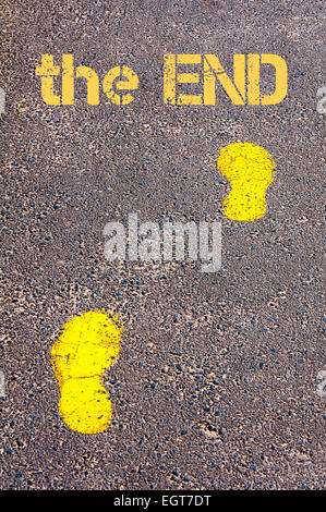 Traces jaunes sur le trottoir vers la fin message.Conceptual image Banque D'Images