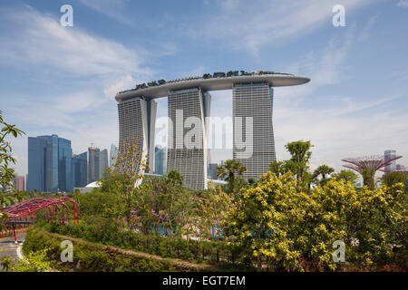 Vue sur la Marina Bay Sands Hotel and Casino à partir de Gardens by the Bay à Singapour. Banque D'Images