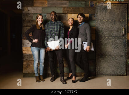 Portrait d'une entreprise prospère dans un bureau permanent de l'équipe. Business professional multiraciale qui pose pour appareil photo. Banque D'Images