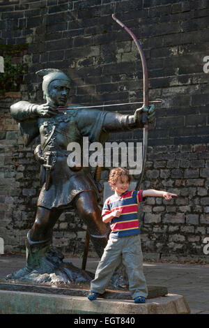 Enfant au pied de la statue de Robin des Bois, le château de Nottingham, Angleterre, RU Banque D'Images