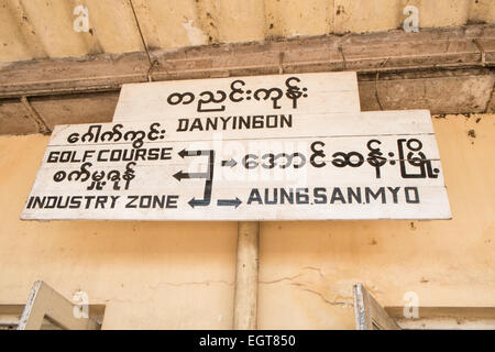Gare signe sur un cercle de 3 heures de train à travers Yangon Yangon et banlieue,Rangoon, Birmanie, Myanmar, Banque D'Images