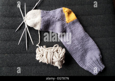 Chaussettes tricotées à la main tricoté violet, gris et jaune tricoté en gouttes Népal grosse laine, Carmarthenshire Wales UK KATHY DEWITT Banque D'Images