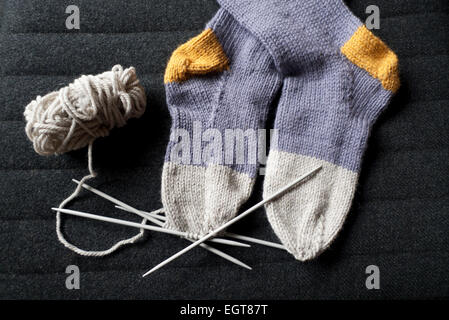 Handknitted violet, gris et jaune chaussettes tricotés au Népal laine chunky Carmarthenshire, Pays de Galles UK KATHY DEWITT Banque D'Images