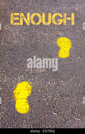 Traces jaunes sur trottoir vers assez de message.Conceptual image Banque D'Images