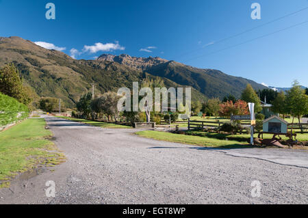 Mount Arnest dans la chaîne McKerrow des Alpes du Sud, Makarora Wilderness Resort sur le Haast Pass, Otago, île du Sud, Nouvelle-Zélande. Banque D'Images