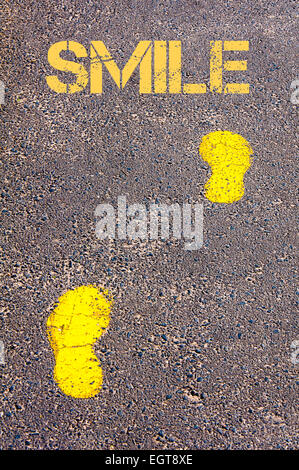 Traces jaunes sur trottoir vers sourire message.Conceptual image Banque D'Images